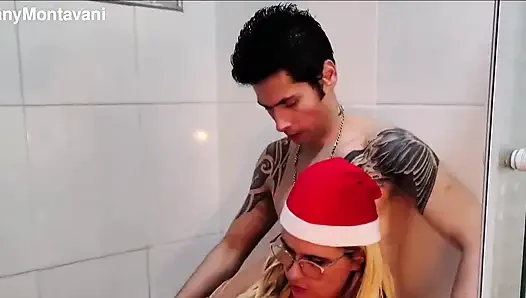 Tiffany Montavani in der Badewanne mit einem jungen mann, während opa ein voeh war
