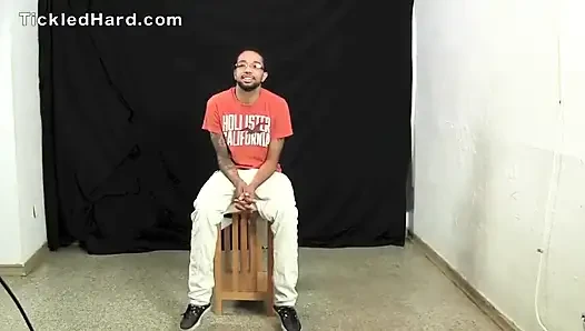 Robert'ın gıdıklayıcı koltuk altı ve ayakları