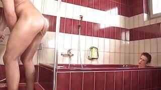 Des garçons gays sexy dans une baignoire aiment éjaculer dessus