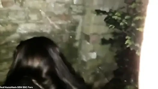 Cewek semok india dientot gaya doggy sampai orgasme di luar ruangan
