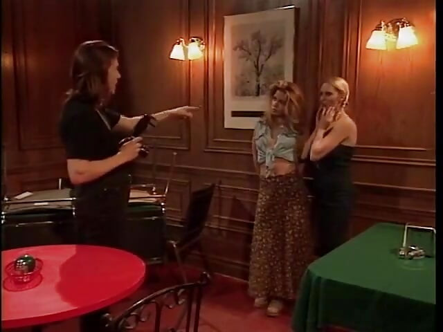 Camera guy recebe seu pau chupado por duas garotas putas na sala de jantar