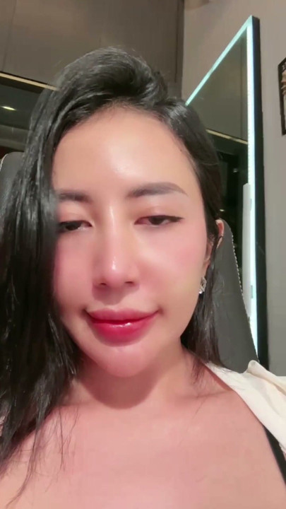 A GIRL WHO WANTS TO MAKE A VIDEO CALL | Clip 1