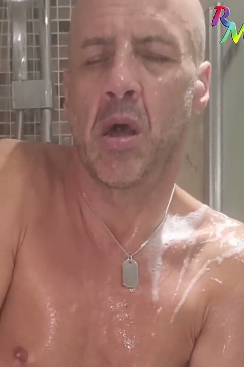 Wie geniet er niet van een heerlijke sexy zeepachtige douche (met een paar speelgoed erin)? Plakkerig klaarkomen aan het einde!