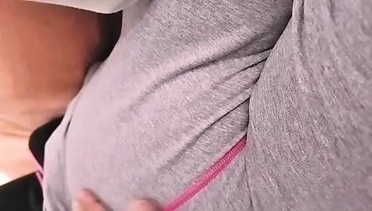 Kız arkadaşımı soyunana kadar pijamalarının üzerinde okşayarak!