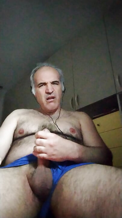 Drkala sam svoj kurac dva sata, napokon sam svršila