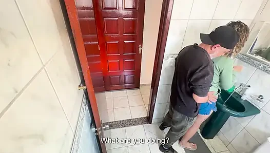 Bir akrabası banyoda üvey yeğenine sürtünerek boşalıyor.