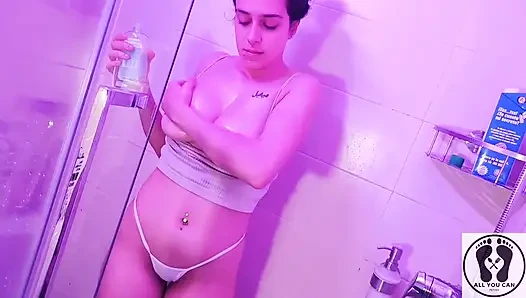 Duşta ıslak ve dağınık tam vücut yağlanmış göğüsler göt amcığı