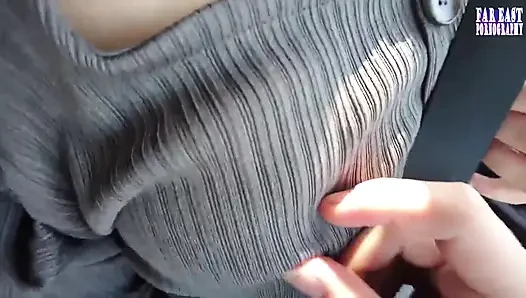 Kalabalık gözlerin dik uçlarında ateşli, sıkı bir tepenin ateşlendiği çıplak meme yürüyüşü faz.1