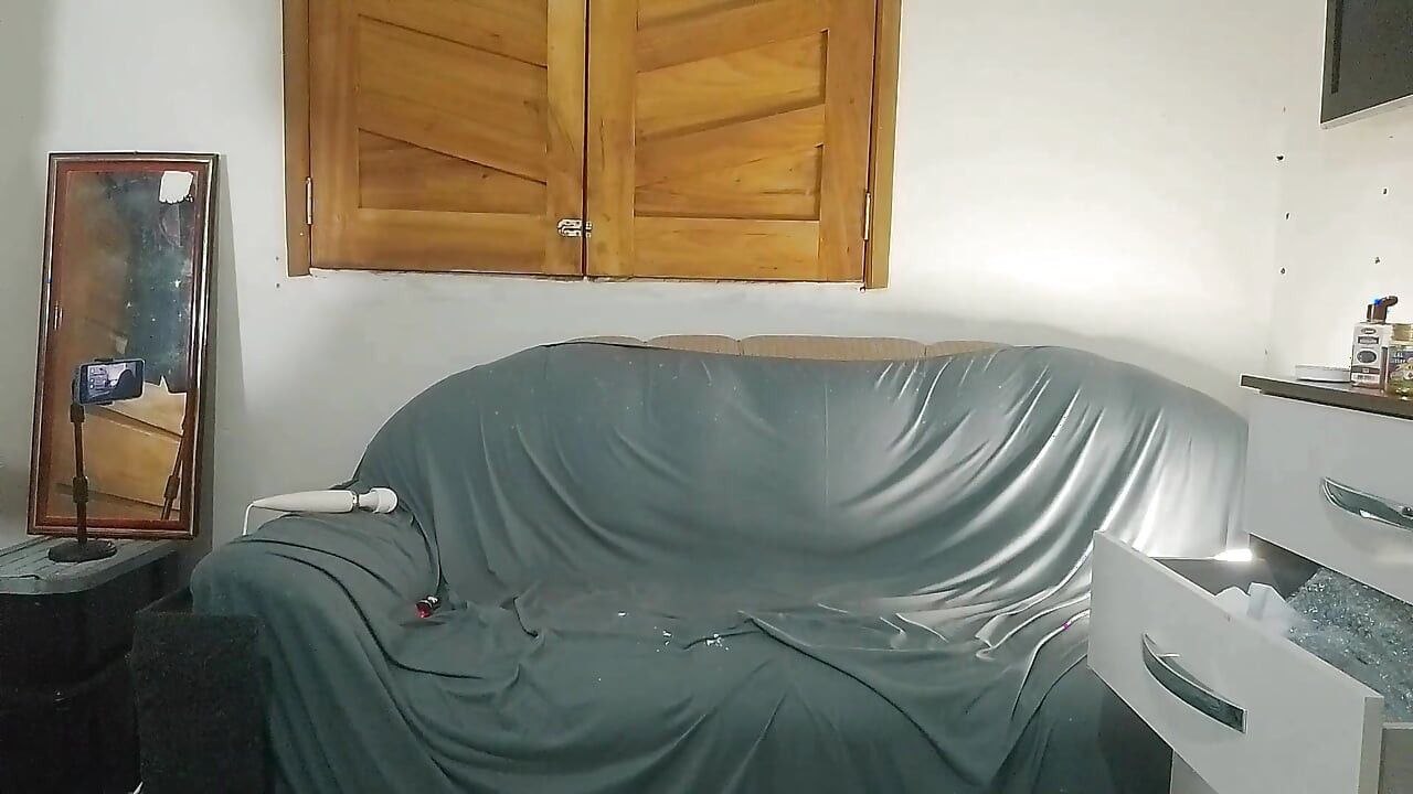 장난꾸러기 소녀는 두 사람을 아무렇지 않게 마주했다.