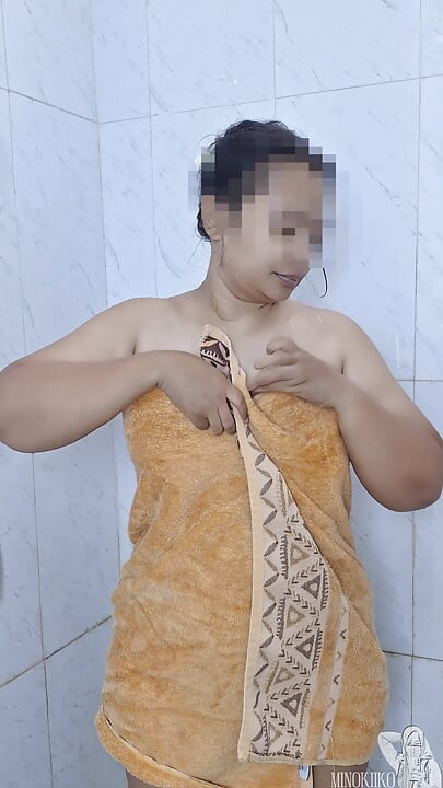 Hijab colegial 18+ tira o uniforme e esfrega o corpo para fazer sua pele como uma estrela pornô depois da aula - Minokiiko