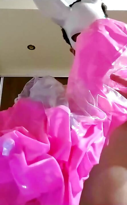Bunny Looner își suge scaunul roz gonflabil și un balon mare clar în timp ce se masturbează pe Stream
