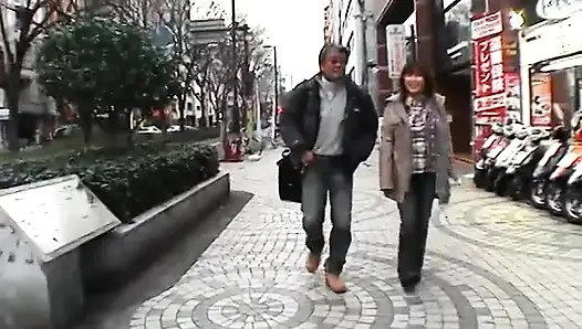 Asiatisches teen mit dickem arsch lutscht und reitet schwanz mit süßem gesicht