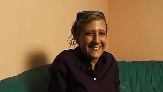 Küçük memeli sarışın oyuncu seçmelerinde amını ovuyor ve parmaklıyor
