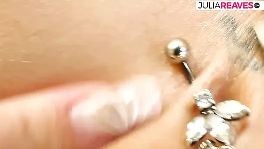 Сексуальная девушка стонет, когда всовывает огромный дилдо в ее киску