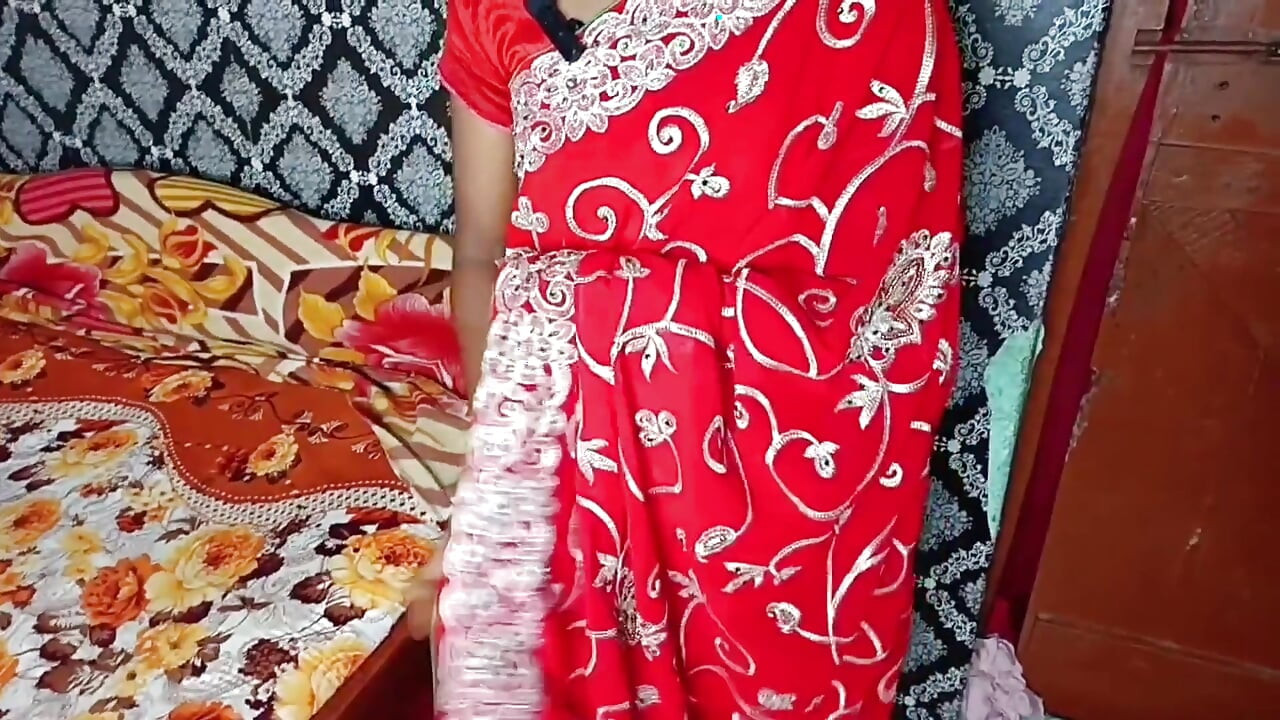 माझ्या मित्राची बायको आली तिने लाल साडी आणि लाल रंगाचा पॅन्टी-ब्रा सेट घातला होता. मी तिला लंड लावला आणि जोरात ठोकले