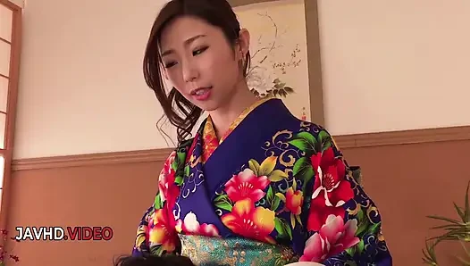 Wanita Jepang beruap dengan kimono lagi asik nyepong kontol hot di webcam
