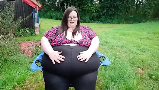 Ssbbw açık havada göbek oyunu ve yürüyüş
