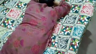 Schoonzus riep Devar naar haar huis en deed seks met Devar op zijn hondjes in duidelijke Hindi-stem