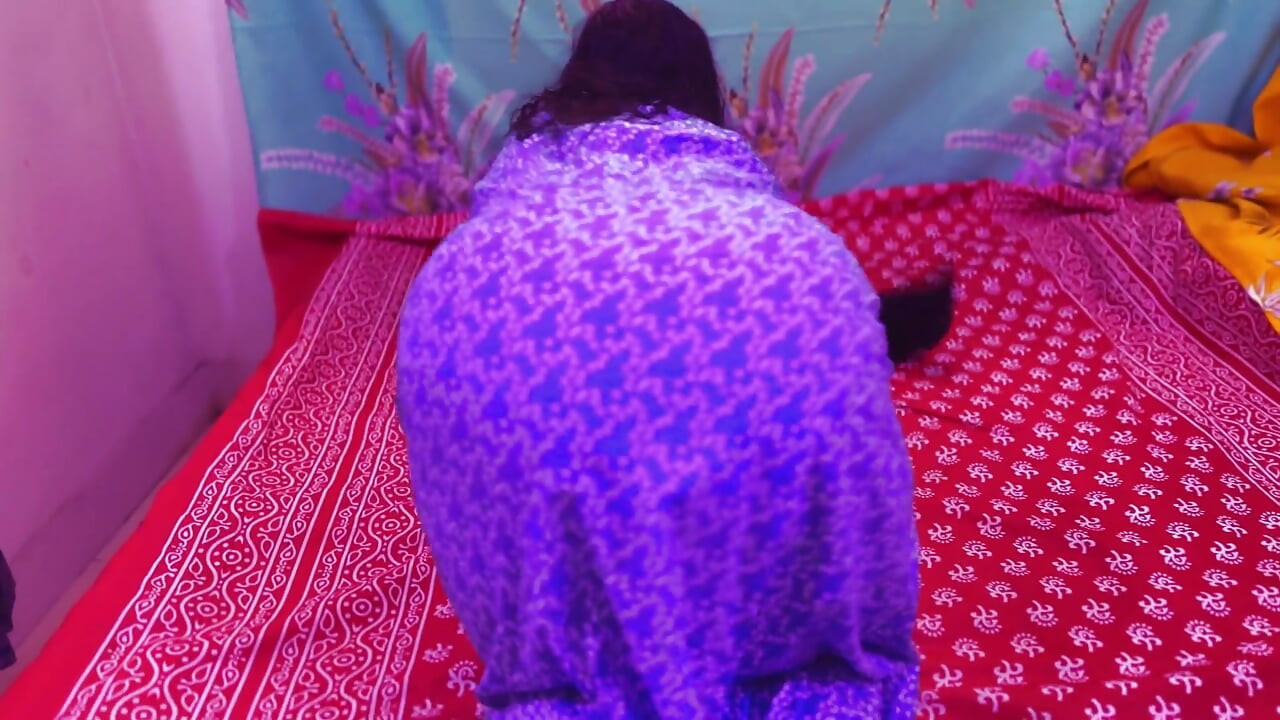 soodi hot naukraani mere bistar ko saaph karte hue apni bari gand ke kapre utaarti hai & main dekhne ke baad hot ho jaati hoon aur hastamaithun karti hoon