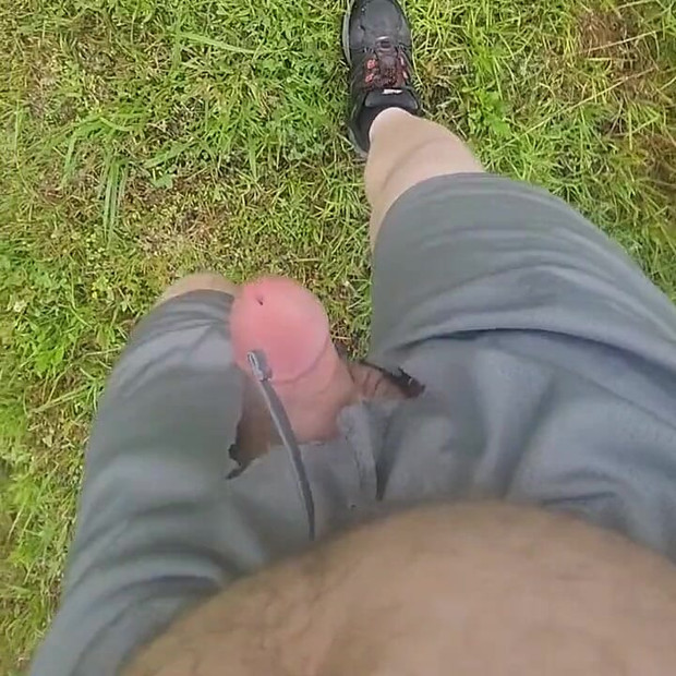 Curtindo o tempo no parque com meus shorts santos.