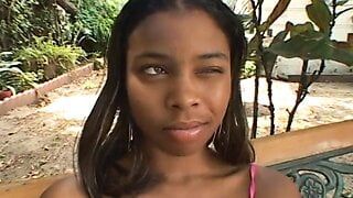 Chica negra follada por el coño