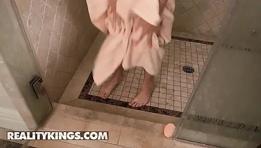 REALITY KINGS - большие натуральные сиськи и мокрую киску сногсшибательной Kendra Sunderland поклоняется Mazee