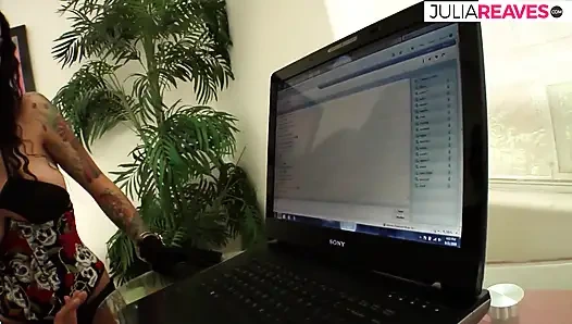 Gadis-gadis sange nyepong dildo ukuran raksasa sebelum ngentot habis-habisan