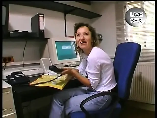 德国秘书在操她的老板之前展示她的阴户