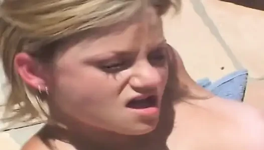 Cewek sange ini melahap memek dan mainan seks di pinggir kolam renang
