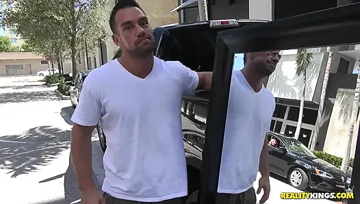 Reality Kings - yaramaz Nikki şişman götünü gösteriyor ve biraz anal oyun oynuyor
