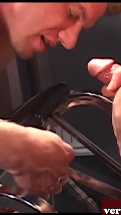 Momento strusciante da "Gay twink ottiene una dura scopata in culo senza preservativo"