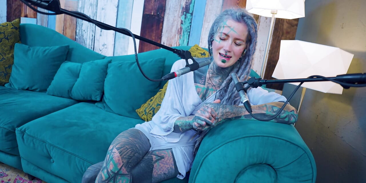 我谈论 J - Jelousy - Asmr 播客 Sfw 谈论哥特苗条女孩 Dreadlock 纹身模特 纹身 女孩