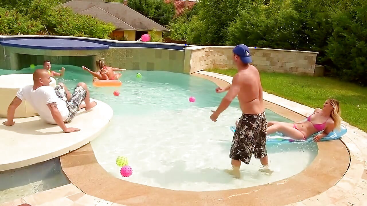 Blond Gangbang Przy Basenie Z Wieloma Kutasami