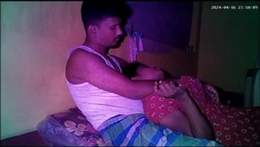 Indische dorfhaus-ehefrau möpse drücken und romantische bewegung