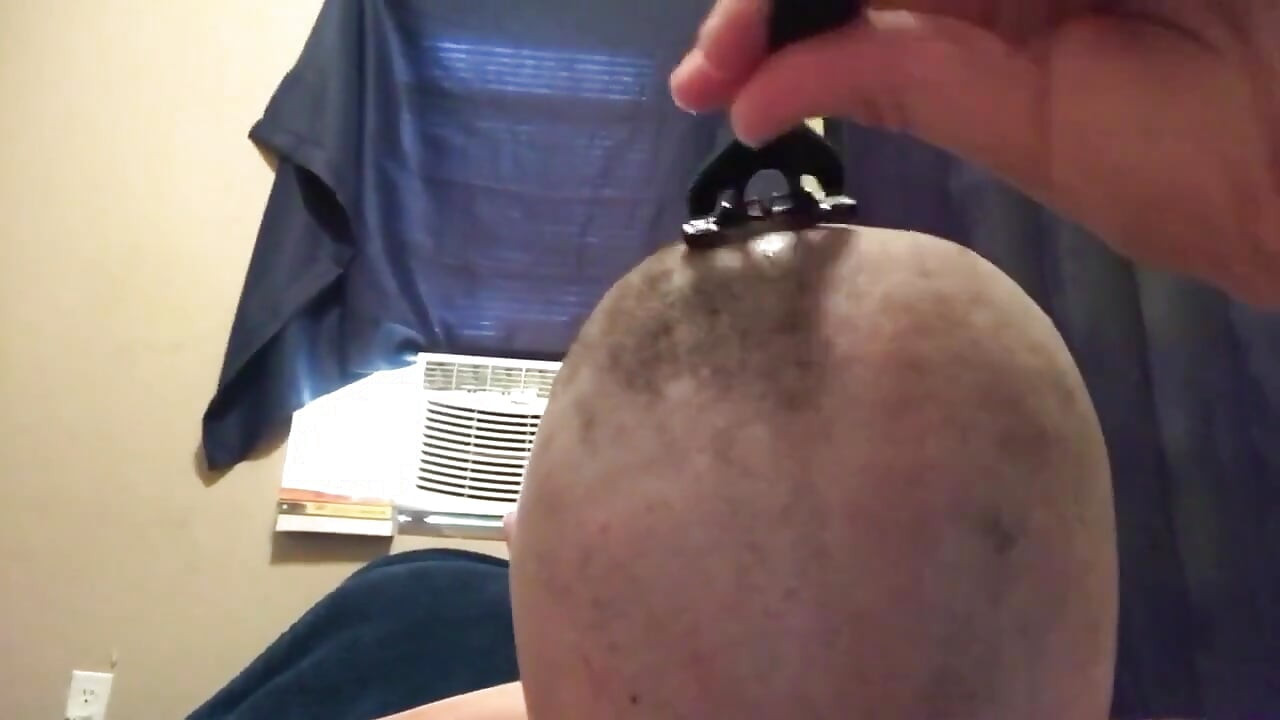 Plešatý malý podivínek