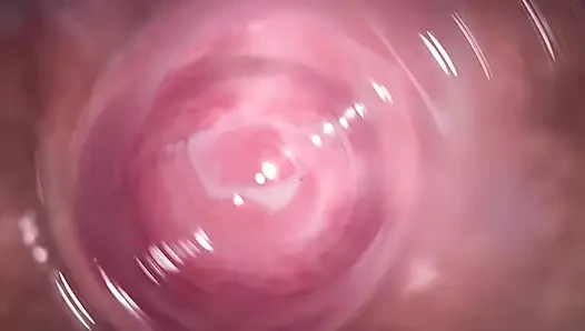Kamera tief in Mias kleiner, sahniger vagina