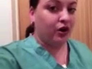 Mollige verpleegster toont haar enorme tieten