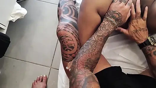 Ungezogene Therapeutin-Masseurin hatte Sex mit Zwerg