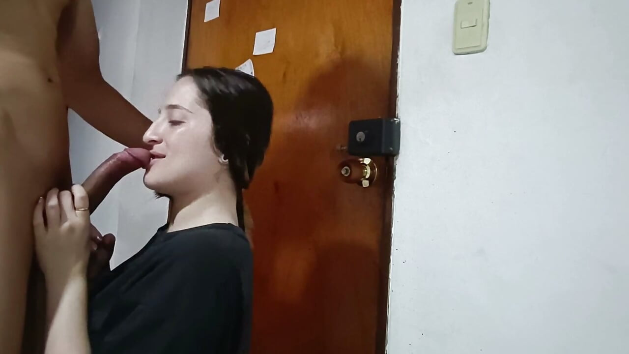 Ma demi-sœur m'accueille avec une pipe.