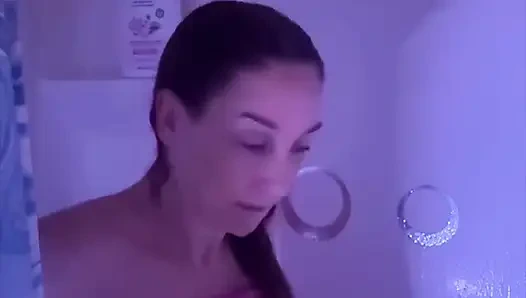 Benimle gece yarısı duşu.