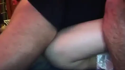 Deneyimli hatun ıslak grup seks partisinin derinliklerinde yumrukla sikiliyor