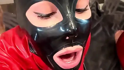Schneller blowjob und abspritzen in latex-outfit!