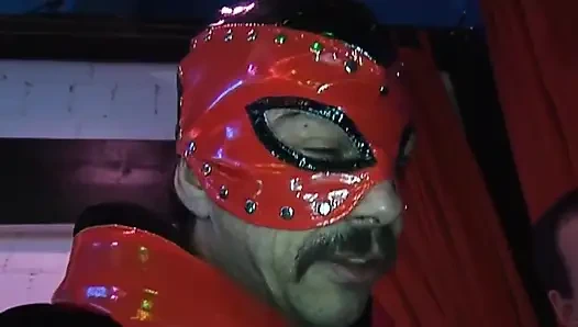 Maskierte MILf nimmt pulsierenden schwanz tief in den hals in wilder gruppenorgie