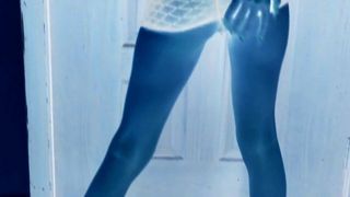 Эротичная Shanaya носит прозрачное платье и трахается пальцами