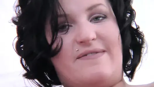 Heiße und mollige brünette mit dickem arsch in sexy schwarzen strümpfen fingert ihre muschi und spielt mit einem dildo