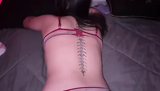 Rahatlatıcı bir masajdan sonra üvey kız kardeşim beni sertçe sikiyor