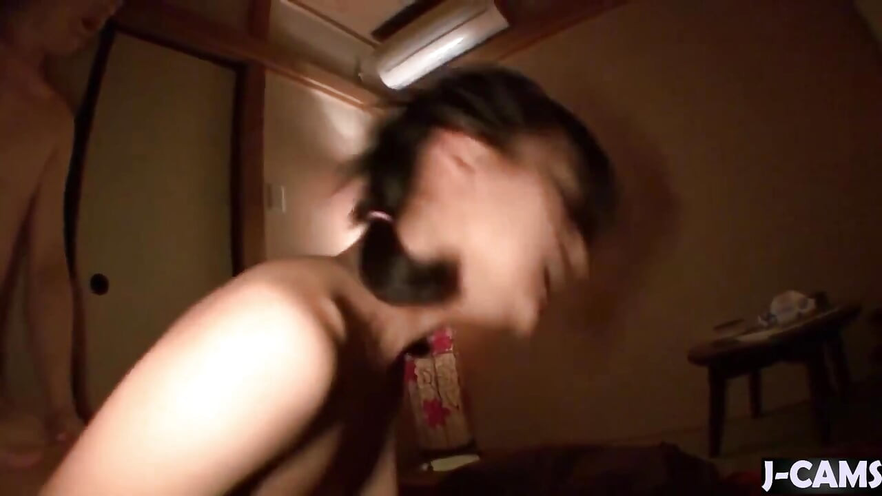 Ideal de belleza desnuda suave con pequeño pecho tentadora indulgencia juguetona traviesa - escena 1