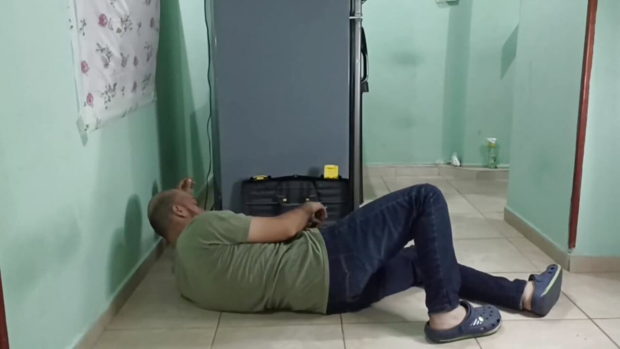 Saya akan membetulkan peti sejuk awak lebih kerap kerana anda memberikan saya blowjob yang menakjubkan, adik tiri. Kongkek yang hebat!