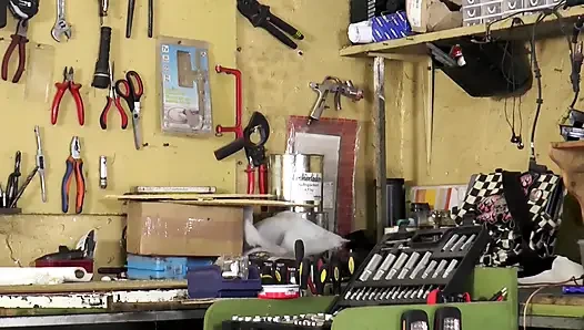 Симпатичную блондинку с большой задницей трахают в ее волосатую киску