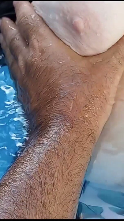 Divirtiéndonos desnudos en la piscina | Clip 1